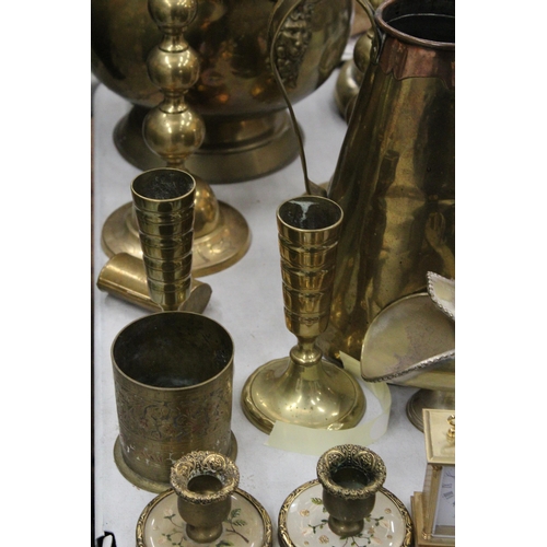 313 - A COLLECTION OF VINTAGE BRASSWARE TO INCLUDE A COAL BUCKET, LARGE TRIVET, JUG, CANDLESTICKS, MANTLE ... 