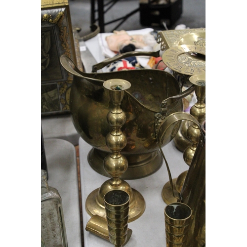 313 - A COLLECTION OF VINTAGE BRASSWARE TO INCLUDE A COAL BUCKET, LARGE TRIVET, JUG, CANDLESTICKS, MANTLE ... 