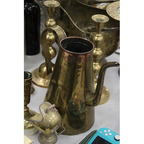 313 - A COLLECTION OF VINTAGE BRASSWARE TO INCLUDE A COAL BUCKET, LARGE TRIVET, JUG, CANDLESTICKS, MANTLE ... 