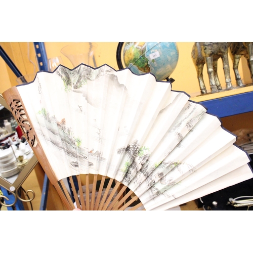 326 - A TRADITIONAL CHINESE FAN IN A BOX WITH A BOOKLET OF THE HISTORY OF FANS WITH POSTAGE STAMPS