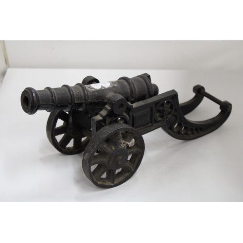 347 - A HEAVY VINTAGE CAST IRON CANON, HEIGHT 19CM, LENGTH 44CM