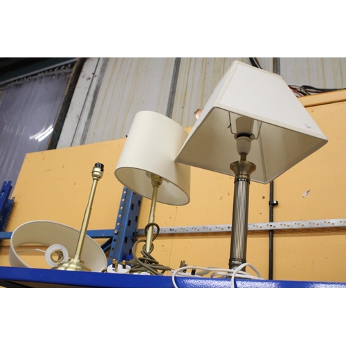 390 - THREE BRASS STYLE TABLE LAMPS ONE WITH A COLUMN BASE, ALL WITH SHADES