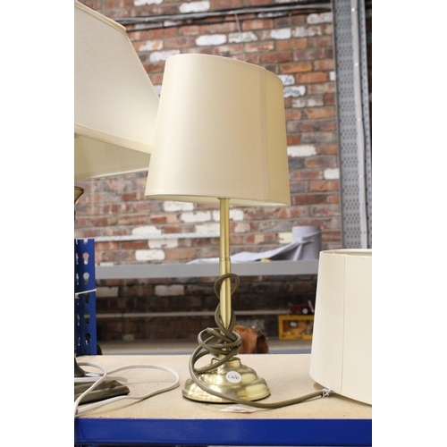 390 - THREE BRASS STYLE TABLE LAMPS ONE WITH A COLUMN BASE, ALL WITH SHADES