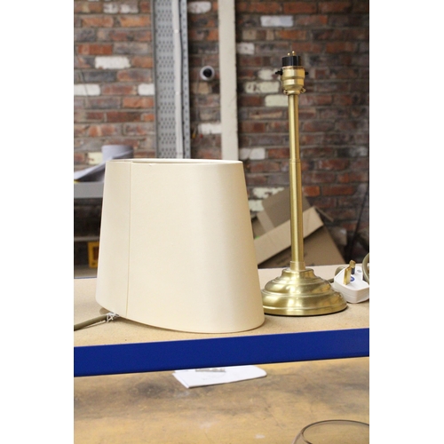 390 - THREE BRASS STYLE TABLE LAMPS ONE WITH A COLUMN BASE, ALL WITH SHADES