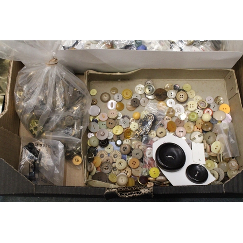 408 - A QUANTITY OF VINTAGE BUTTONS