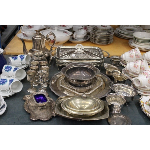 414 - A MIXED LOT OF SILVERPLATE TO INCLUDE TRAYS, GOBLETS, BOWLS ETC