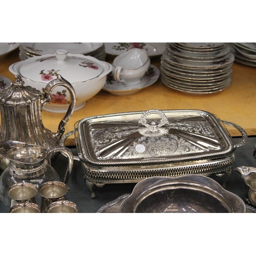 414 - A MIXED LOT OF SILVERPLATE TO INCLUDE TRAYS, GOBLETS, BOWLS ETC