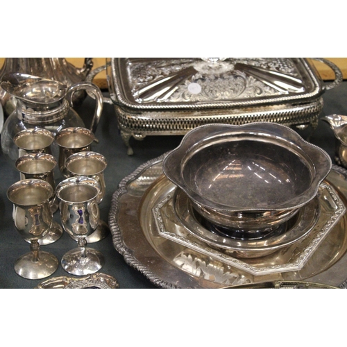 414 - A MIXED LOT OF SILVERPLATE TO INCLUDE TRAYS, GOBLETS, BOWLS ETC