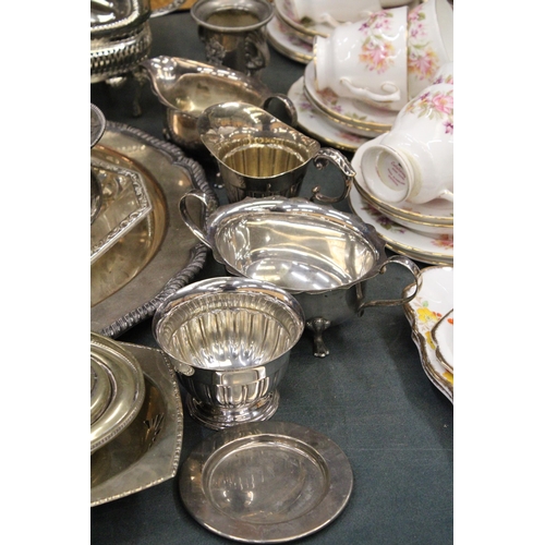 414 - A MIXED LOT OF SILVERPLATE TO INCLUDE TRAYS, GOBLETS, BOWLS ETC