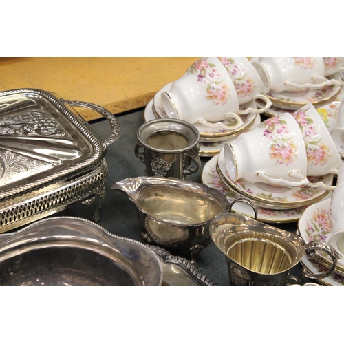 414 - A MIXED LOT OF SILVERPLATE TO INCLUDE TRAYS, GOBLETS, BOWLS ETC