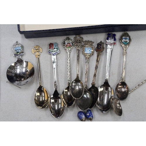 417 - A COLLECTION OF SOUVENIR TEASPOONS PLUS SPOONS WITH COFFEE BEAN STYLE TOPS