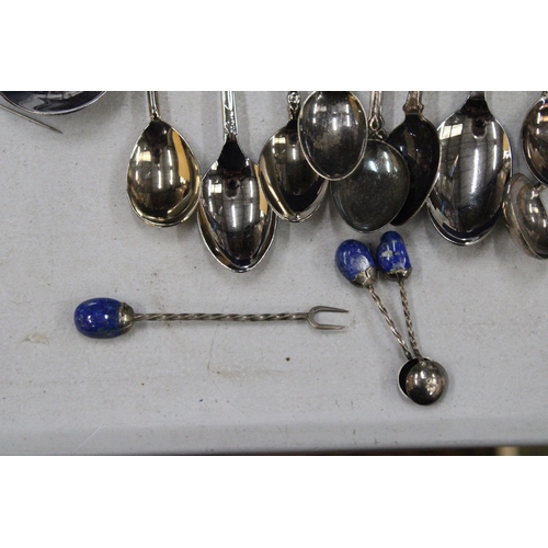 417 - A COLLECTION OF SOUVENIR TEASPOONS PLUS SPOONS WITH COFFEE BEAN STYLE TOPS