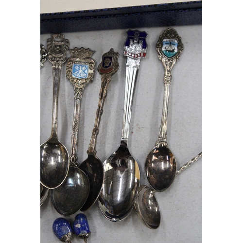 417 - A COLLECTION OF SOUVENIR TEASPOONS PLUS SPOONS WITH COFFEE BEAN STYLE TOPS