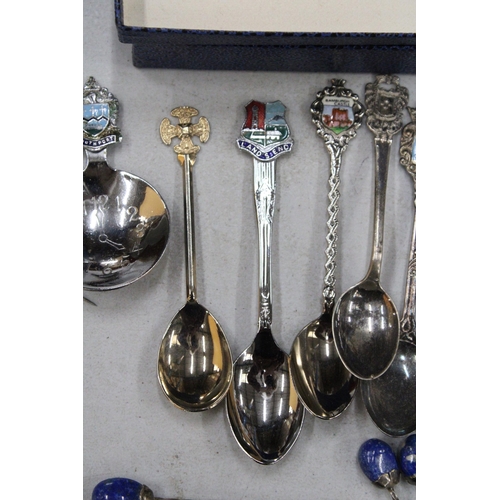 417 - A COLLECTION OF SOUVENIR TEASPOONS PLUS SPOONS WITH COFFEE BEAN STYLE TOPS