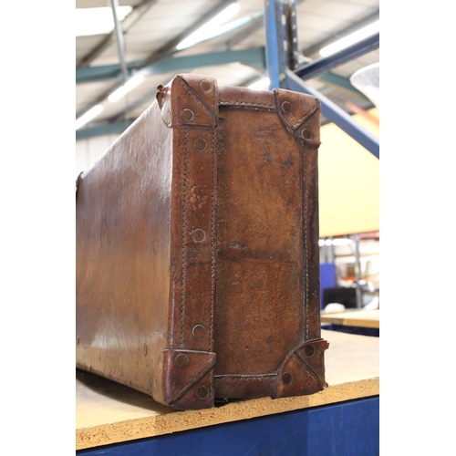 441 - A VINTAGE LEATHER SUITCASE