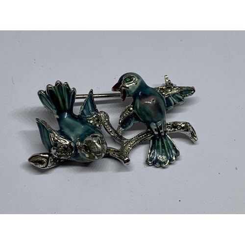 526 - A VINTAGE TURQUOISE LOVE BIRDS BROOCH