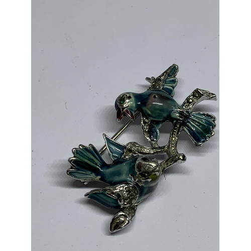 526 - A VINTAGE TURQUOISE LOVE BIRDS BROOCH