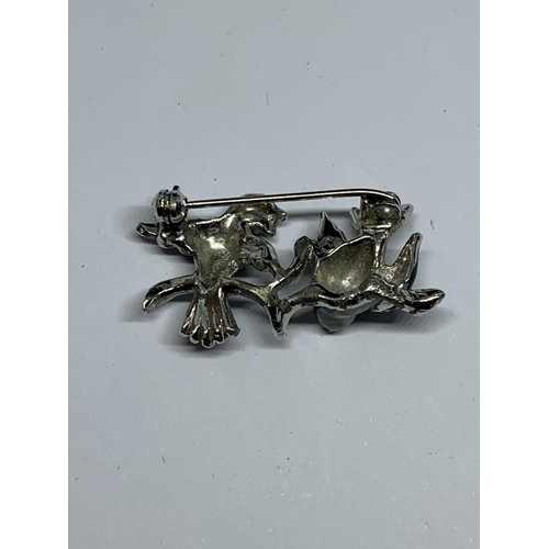 526 - A VINTAGE TURQUOISE LOVE BIRDS BROOCH