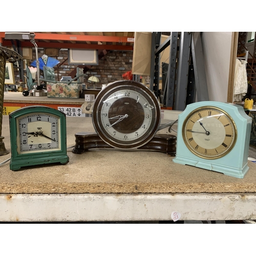 947 - THREE VINTAGE ELECTRIC CLOCKS, TO INCLUDE A WOODEN METAMEC MANTLE CLOCK, A METAL SMITH CLOCK AND A B... 