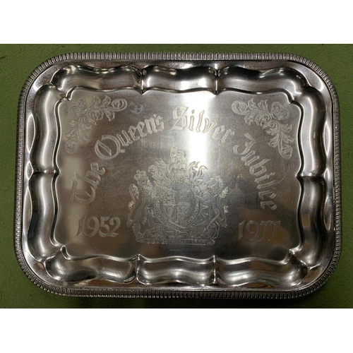 949 - THREE ITEMS OF ROYAL COMMEMORATIVE WARE TO INCLUDE A QUEEN ELIZABETH II SILVER JUBILEE TRAY AND TWO ... 