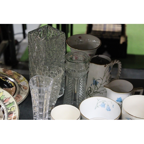 1008 - THREE PIECES OF COPELAND SPODE INCLUDING A JUG, SUGAR BOWL AND CREAM JUG, GLASS VASES TO INCLUDE WHI... 