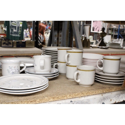 1022 - A QUANTITY OF GARLANDE FLEUR DE LUNE STONEWARE TO INCLUDE PLATES AND CUPS TOGETHER WITH MOUNTAIN WOO... 