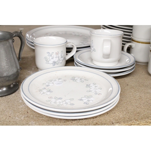 1022 - A QUANTITY OF GARLANDE FLEUR DE LUNE STONEWARE TO INCLUDE PLATES AND CUPS TOGETHER WITH MOUNTAIN WOO... 