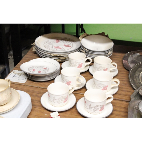 1026 - A VINTAGE SIX PLACE SETTING TEASET