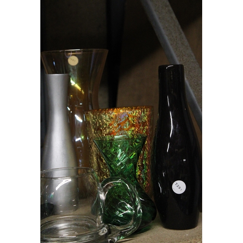 1048 - A MIXED LOT TO INCLUDE A MOSIAC CANDLESTICK, GLASS VASES, FIGURE, HANDPAINTED DRINKING GLASSES, ETC.... 