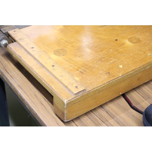 1060 - A VINTAGE DESK GUILLOTINE