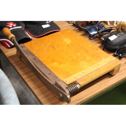 1060 - A VINTAGE DESK GUILLOTINE