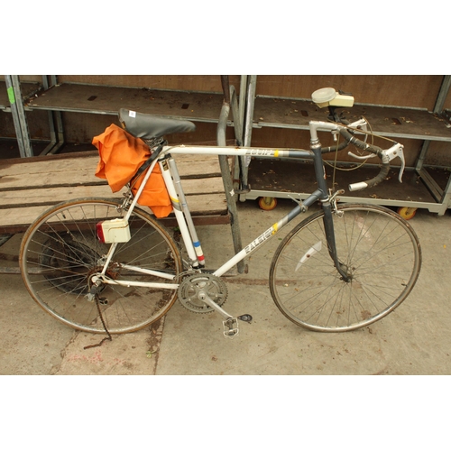 1665 - A VINTAGE RALEIGH EQUIPE ROAD BIKE WITH 10 SPEED GEAR SYSTEM