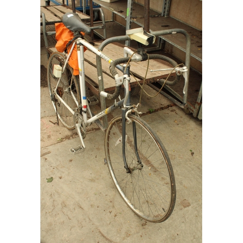 1665 - A VINTAGE RALEIGH EQUIPE ROAD BIKE WITH 10 SPEED GEAR SYSTEM