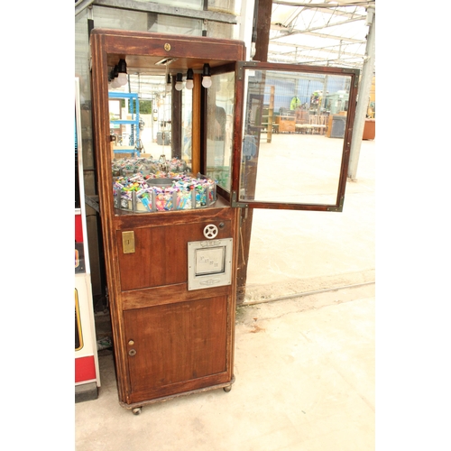 1894 - AN ORIGINAL ANTIQUE CIRCA 1930'S PENNY ARCADE CRANE GRABBER MACHINE