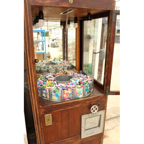 1894 - AN ORIGINAL ANTIQUE CIRCA 1930'S PENNY ARCADE CRANE GRABBER MACHINE