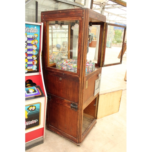 1894 - AN ORIGINAL ANTIQUE CIRCA 1930'S PENNY ARCADE CRANE GRABBER MACHINE