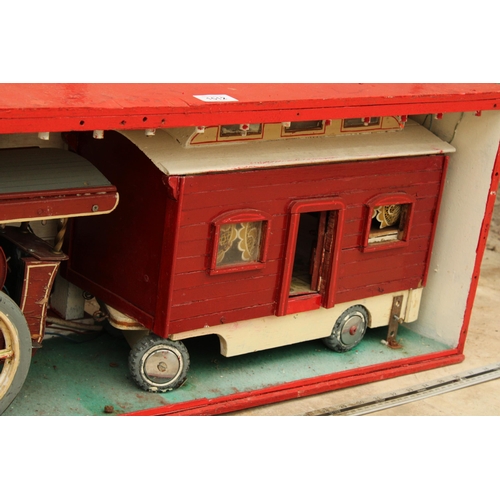 1901 - AN ORIGINAL 1960'S FAIRGROUND AUTOMATED GYPSY CARAVAN AND ENGINE - VENDOR STATES IN WORKING ORDER BU... 