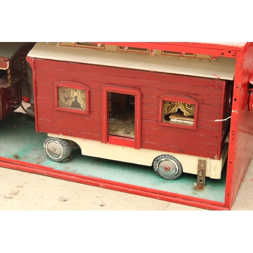 1901 - AN ORIGINAL 1960'S FAIRGROUND AUTOMATED GYPSY CARAVAN AND ENGINE - VENDOR STATES IN WORKING ORDER BU... 