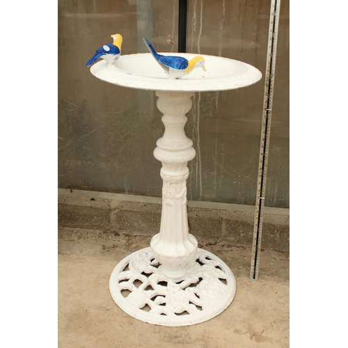 1910 - A VINTAGE PAINTED CAST IRON BIRDBATH WITH TWO SMALL BIRD FIGURES (H:87CM)