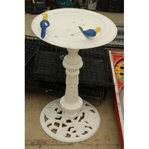 1910 - A VINTAGE PAINTED CAST IRON BIRDBATH WITH TWO SMALL BIRD FIGURES (H:87CM)