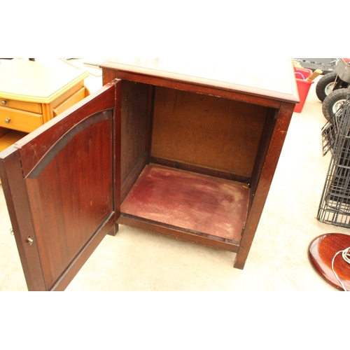 2721 - A MAHOGANY SINGLE DOOR LOW CUPBAORD 21