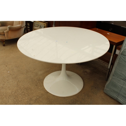 2740 - A RETRO ARKANA STYLE TULIP DINING TABLE, 47.5