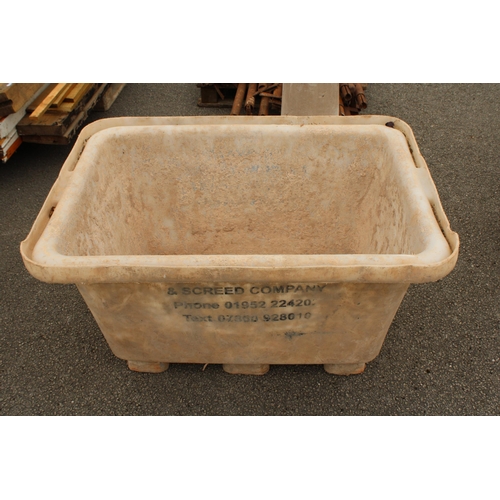 3300 - A PLASTIC PLASTERERS TUB