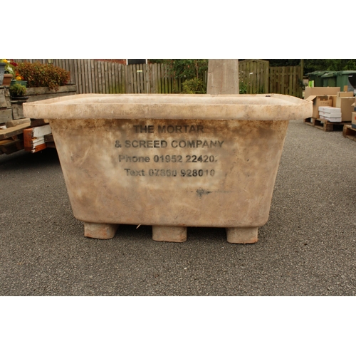 3300 - A PLASTIC PLASTERERS TUB