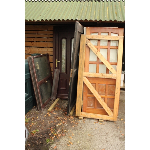 3301 - AN ASSORTMENT OF VARIOUS INTERNAL DOORS TO INCLUDE PINE AND FIRE DOORS ETC