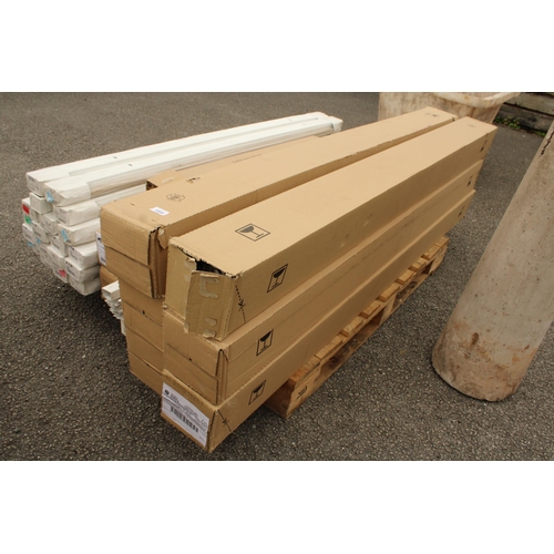 3304 - A PALLET CONTAING A LARGE QUANTITY OF STRIP LIGHT BULBS