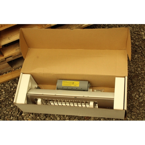 3434 - AN AS NEW AND BOXED DELONGHI INFRARED HEATER