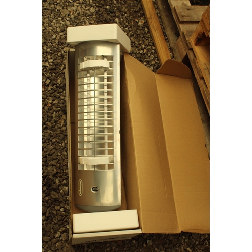 3434 - AN AS NEW AND BOXED DELONGHI INFRARED HEATER