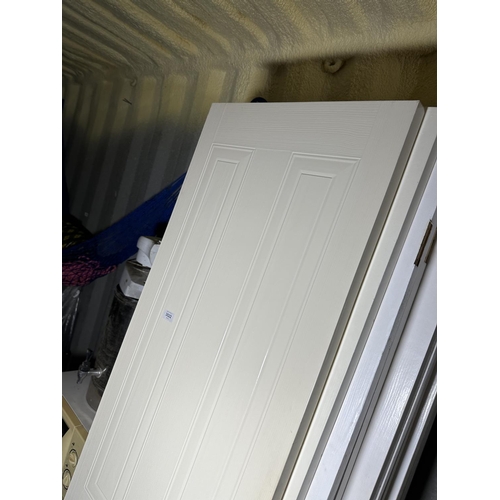 3522 - TWELVE WHITE PAINTED WOODEN INTERNAL DOORS AND FITTINGS TO INCLUDE HANDLES ETC