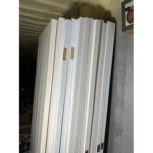 3522 - TWELVE WHITE PAINTED WOODEN INTERNAL DOORS AND FITTINGS TO INCLUDE HANDLES ETC